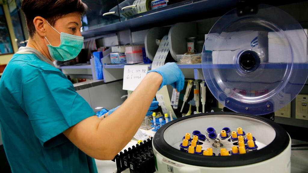 Lab techs in Hadassah Ein Kerem Hospital (Photo: AFP) מחלקת קורונה בהדסה עין כרם ירושלים