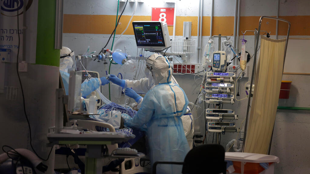 Sheba Medical Center's COVID ward (Photo: AP) מחלקת קורונה שיבא תל השומר