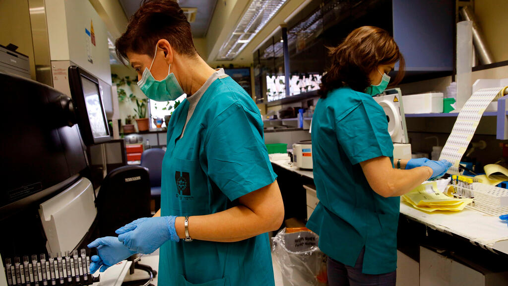 Lab techs in Hadassah Ein Kerem Hospital (Photo: AFP) מחלקת קורונה בהדסה עין כרם ירושלים