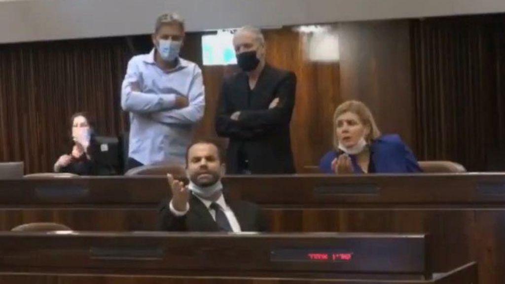 Депутат Мики Зоар (снизу) в кнессете (Фото: пресс-служба кнессета) מיקי זוהר עימות מליאה מליאת הכנסת כנסת