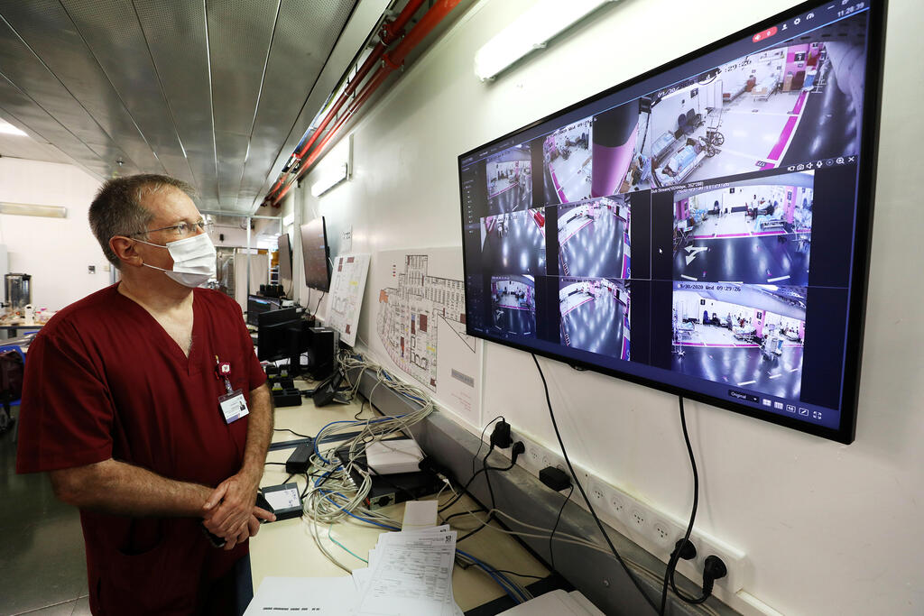 A doctor monitoring patients in Rambam Hospital's COVID ward (Photo: Reuters) מחלקת קורונה ברמב"ם חיפה