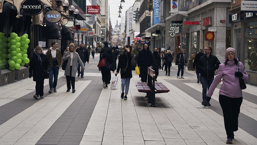 אנשים ברחוב בשוודיה בזמן הקורונה