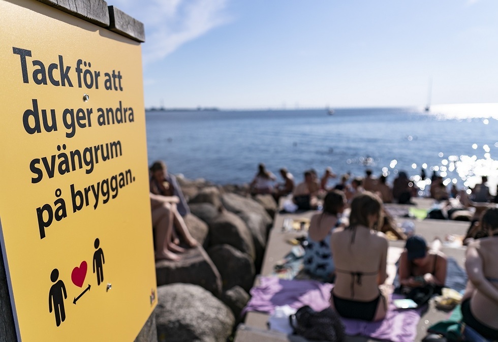 אנשים בחוף בשוודיה בזמן הקורונה