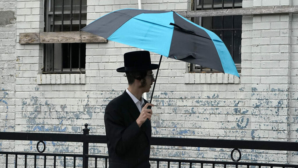 Jewish man in New York (Photo: AFP) ארה"ב ניו יורק קורונה יהודים תחלואה ברוקלין