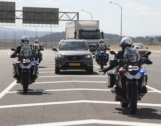 המשטרה התחילה לאכוף את הנחיות הקורונה על ידי שוטרים על אופנוע בכבישים