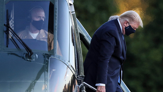 טראמפ יורד מהמסוק הנשיאותי בבית החולים הצבאי