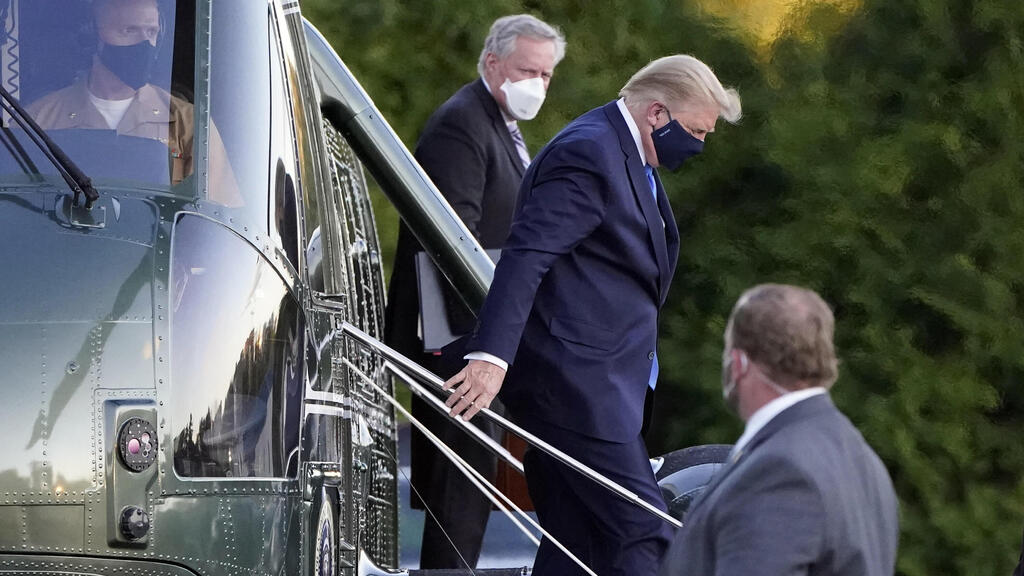 טראמפ יורד מהמסוק הנשיאותי בבית החולים הצבאי