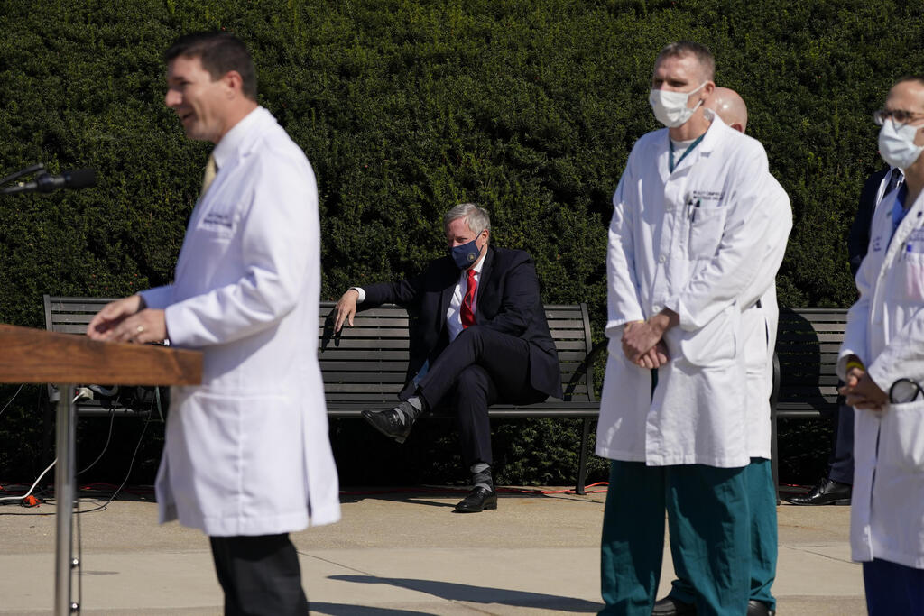 רופא ד"ר שון קונלי הרופא של נשיא ארה"ב דונלד טראמפ עדכון על מצבו נדבק ב קורונה מאושפז