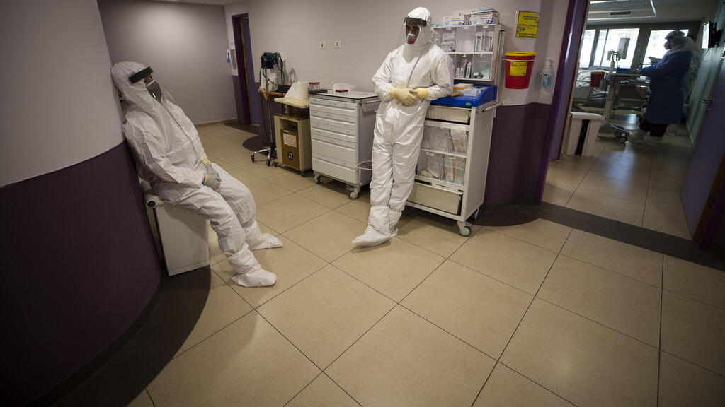 צוות אנשי רפואה ב מחלקת ה קורונה ב בית חולים המרכז הרפואי ל גליל ב נהריה ב -1 באוקטובר