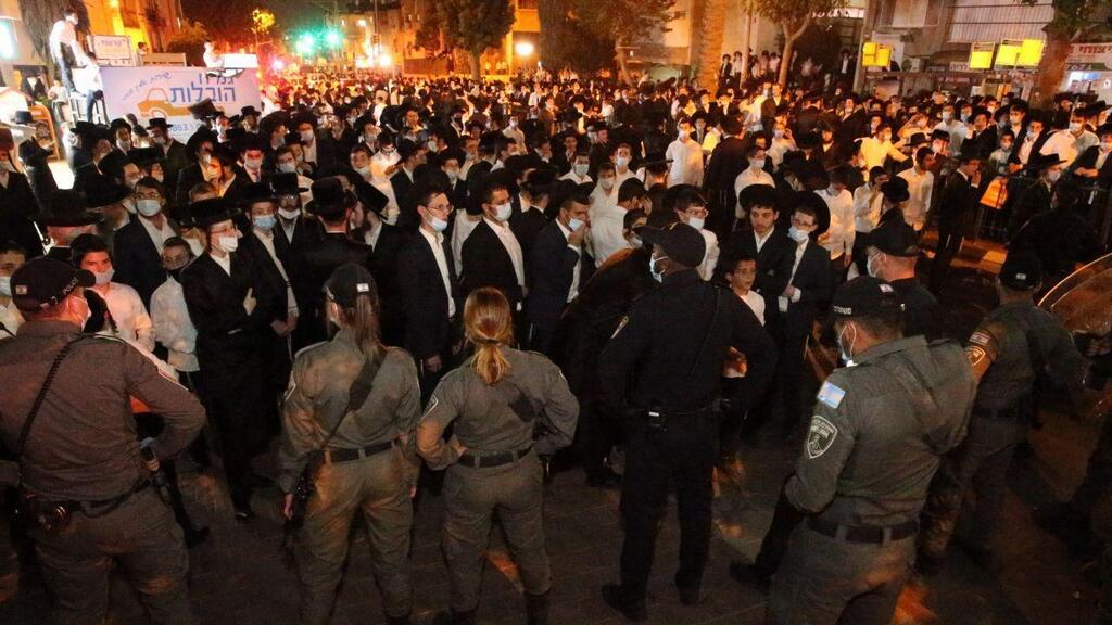 Ultra-Orthodox protesters in Bnei Brak demonstrating against the closure and the restrictions  