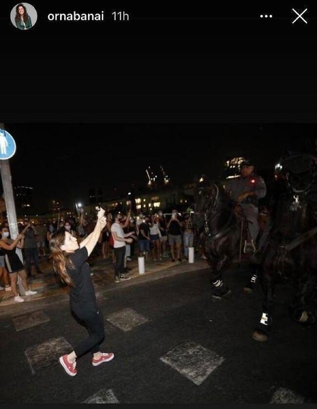 אורנה בנאי אמש בהפגנה בתל אביב