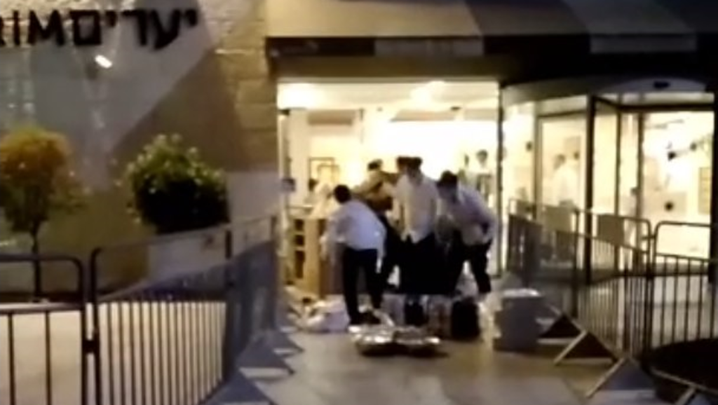 У входа в отель коронавируса У входа в отель коронавируса