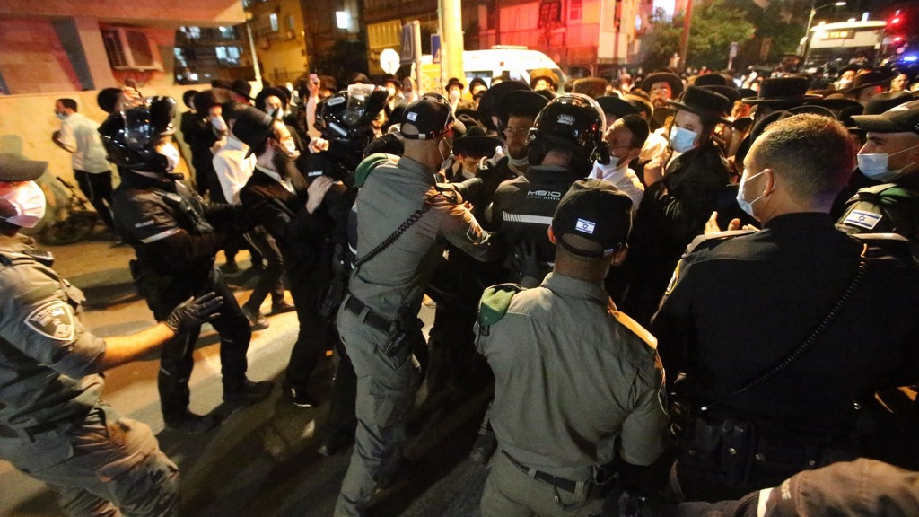 עימותים בין שוטרים לקבוצות חרדים בסמוך לבית הכנסת חסדא בבני ברק