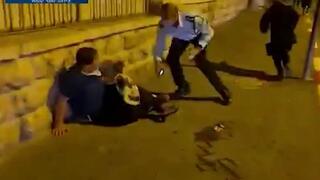 סגן ניצב שימי מרציאנו רודף אחרי קבוצת מפגינים בירושלים