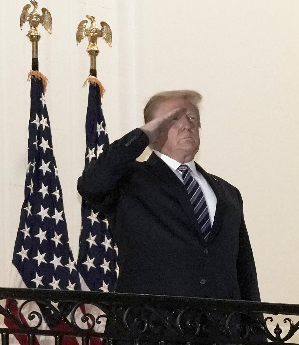 טראמפ ללא מסכה מצדיע על המרפסת בבית הלבן