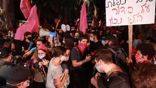 צעדה בהפגנה נגד הפגיעה בדמוקרטיה בתל אביב