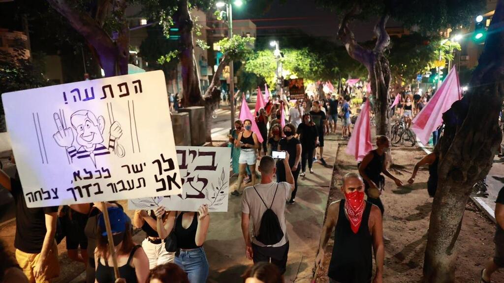צעדה בהפגנה נגד הפגיעה בדמוקרטיה בתל אביב