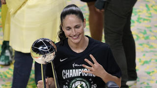 סו בירד חוגגת זכייה באליפות ה-WNBA