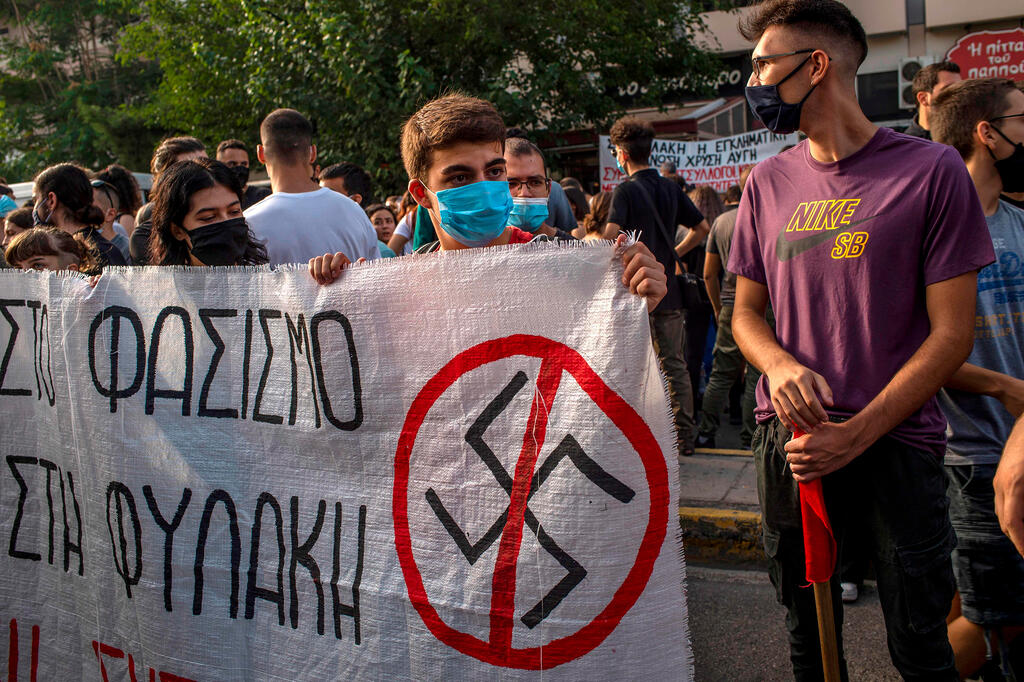 יוון אתונה מחוץ ל בית המשפט הכרעת דין השחר המוזהב מפלגת ימין קיצוני