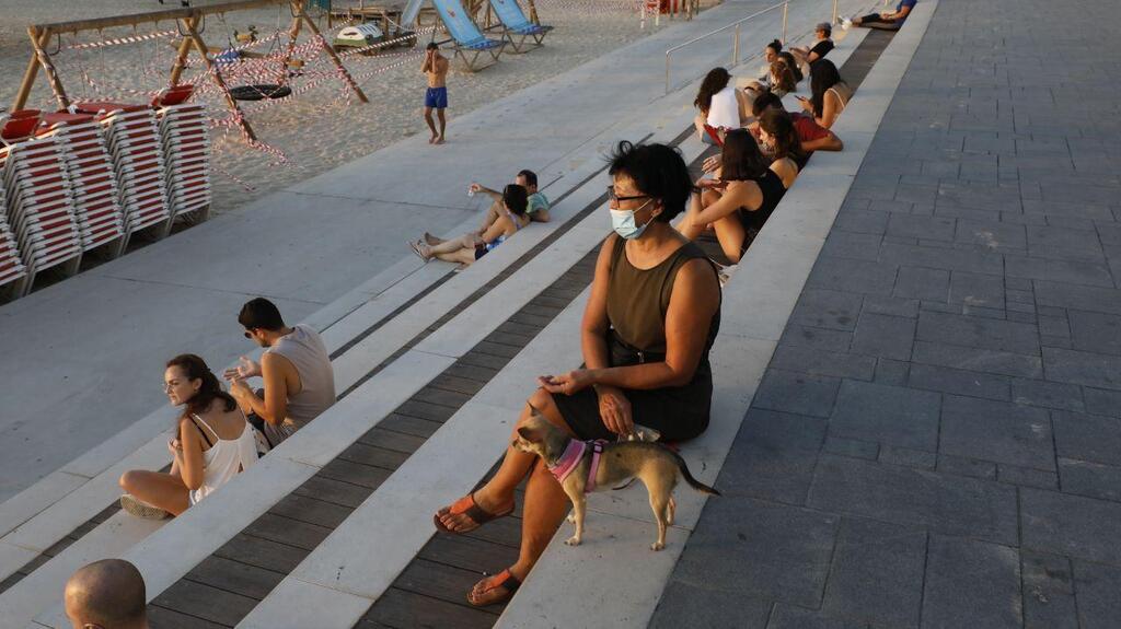 בניגוד להנחיות: מתרחצים רבים בחוף בוגרשוב בתל אביב