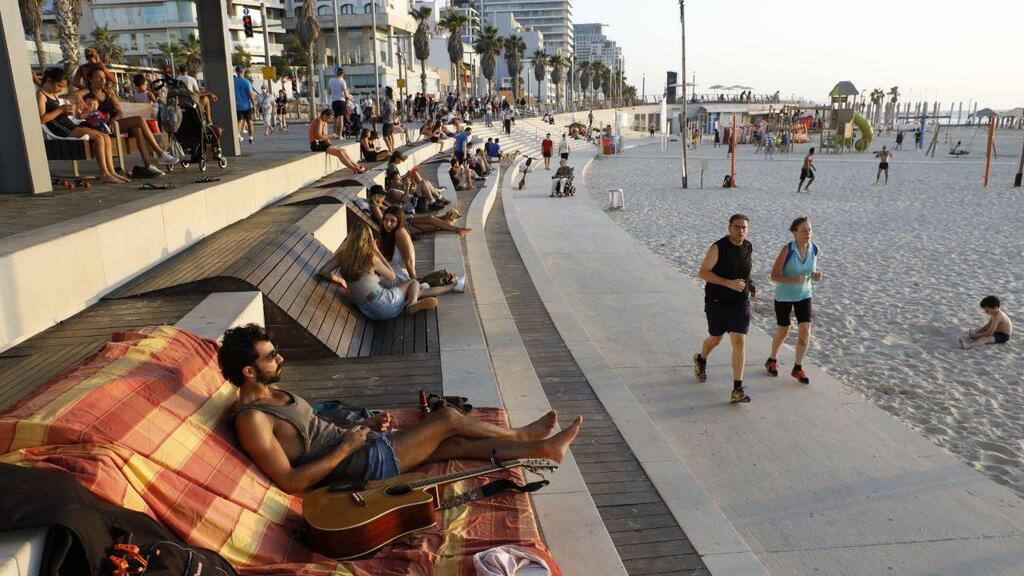 בניגוד להנחיות: מתרחצים רבים בחוף בוגרשוב בתל אביב