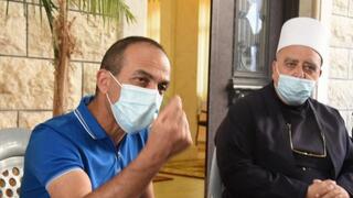 רוני גמזו בביתו של השייח מוואפק טריף בג'וליס