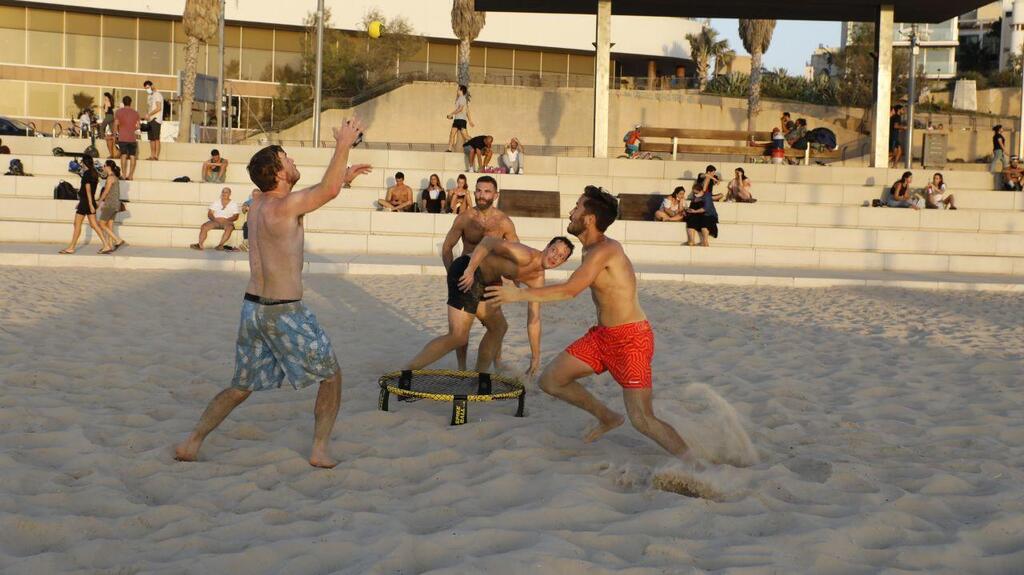 בניגוד להנחיות: מתרחצים רבים בחוף בוגרשוב בתל אביב