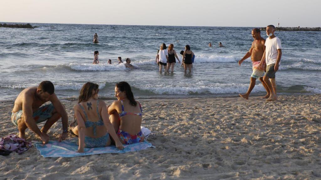 בניגוד להנחיות: מתרחצים רבים בחוף בוגרשוב בתל אביב