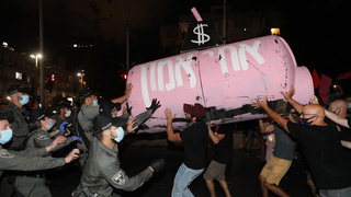 עימותים בין משטרה למפגינים בכיכר הבימה בתל אביב