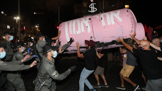 עימותים בין משטרה למפגינים בכיכר הבימה בתל אביב