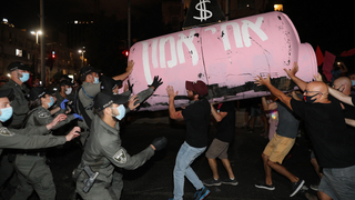 עימותים בין משטרה למפגינים בכיכר הבימה בתל אביב