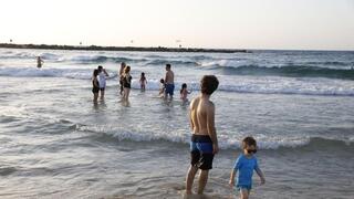 בניגוד להנחיות: מתרחצים רבים בחוף בוגרשוב בתל אביב