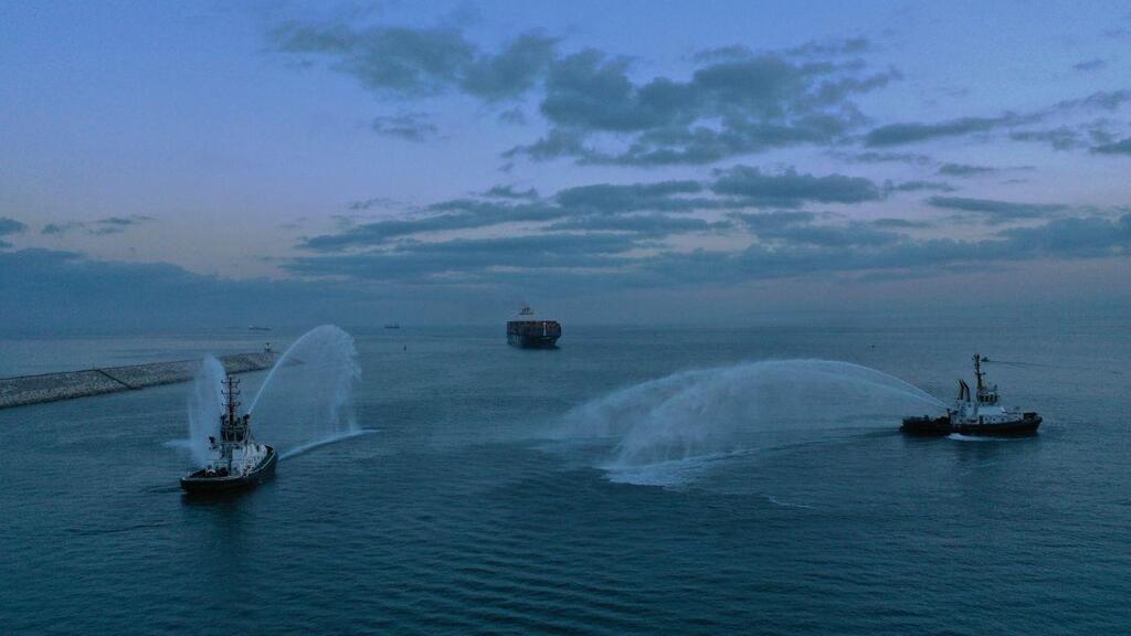 Приветственный салют из водометов (Съемка: Geodrones) היסטוריה: אוניית מטען ראשונה מאיחוד האמירויות נכנסה לנמל חיפה