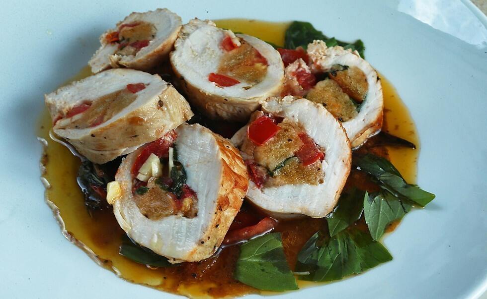 חזה עוף ממולא בסלט לחם איטלקי