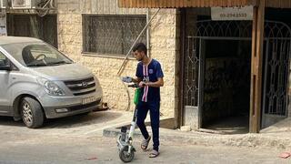 קורקינטים חשמליים גנובים מציפים את רחובות הערים הפלסטיניות