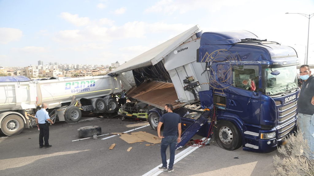 תאונה קטלנית בשרון: הרוג בהתנגשות בין משאיות בכביש 6