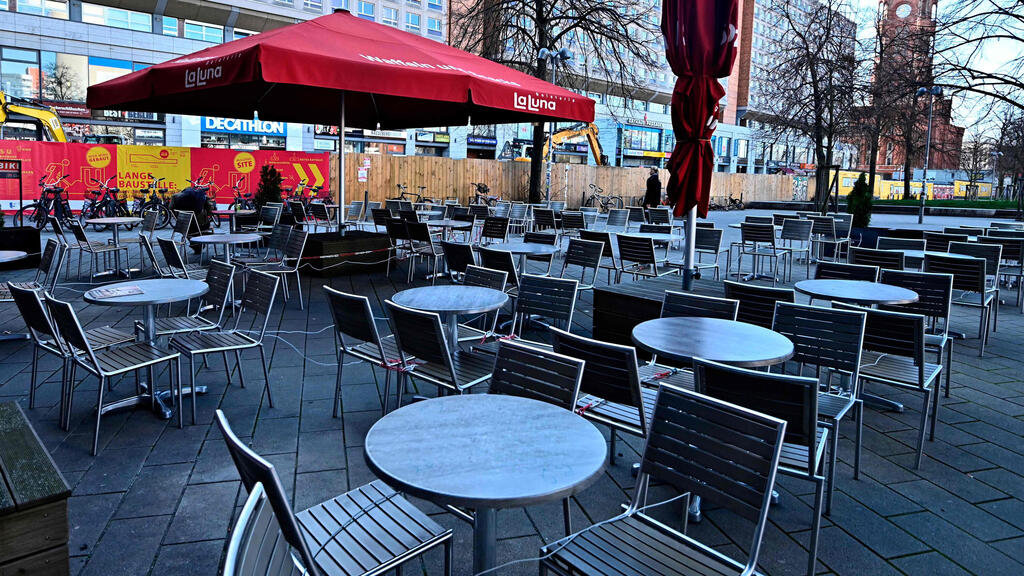 גרמניה אלכסנדרפלאץ ברלין קורונה בית קפה כיסאות ריקות