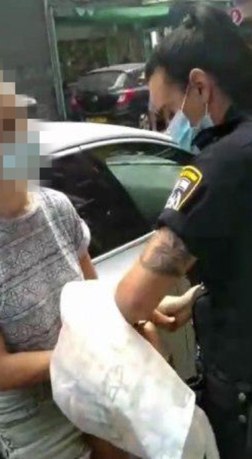 Арест девушки на рынке מעצר בלוינסקי על אי עטיית מסכה