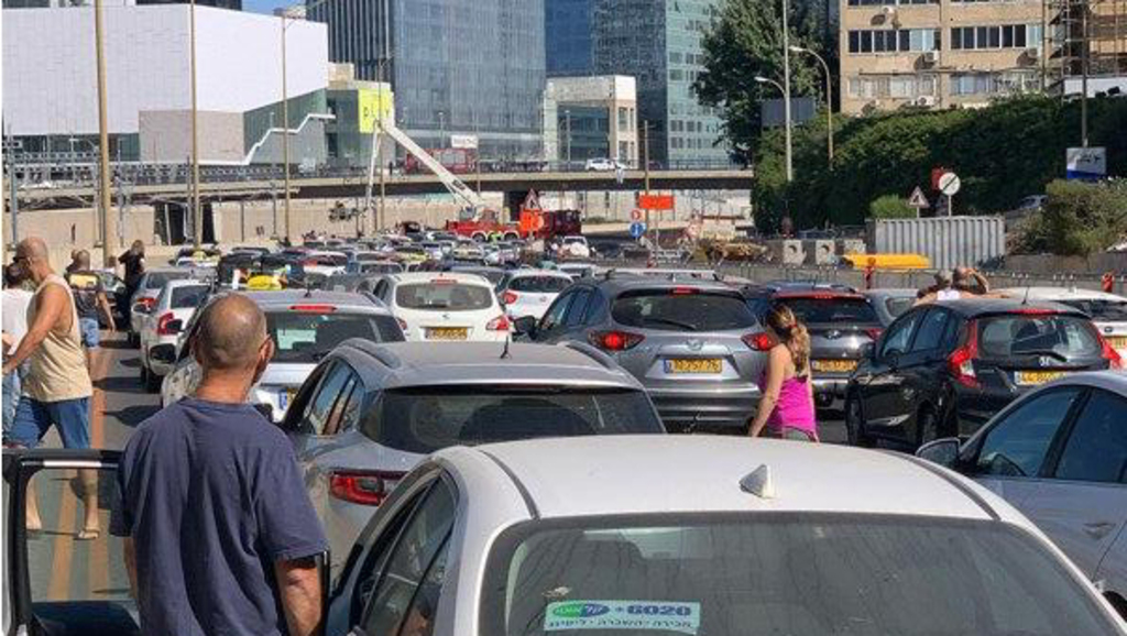 איילון צפון נחסם באיזור מחלף השלום עקב אופנוע שנפל לנחל