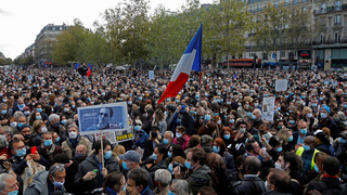 כיכר הרפובליקה פריז עצרת הפגנה מפגינים רצח מורה סמואל פאטי 