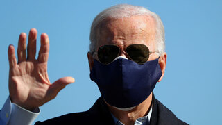 ג'ו ביידן עם מסכה כפולה ב צפון קרוליינה בחירות ארה"ב