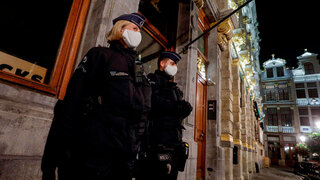 שוטרים אוכפים את ה עוצר ב בריסל קורונה בלגיה