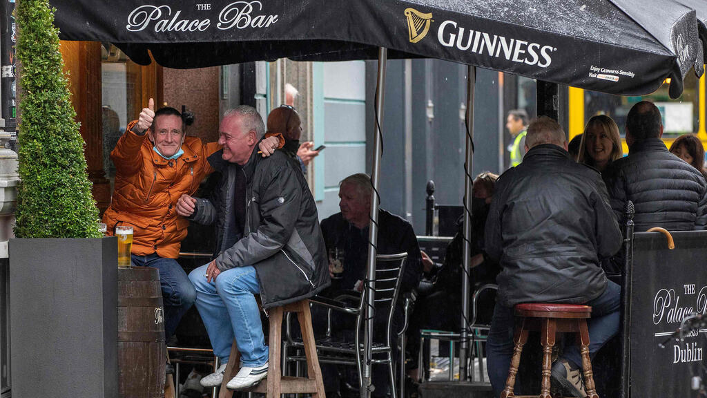 מבלים ב פאב ב דבלין אירלנד למרות חשש מ קורונה