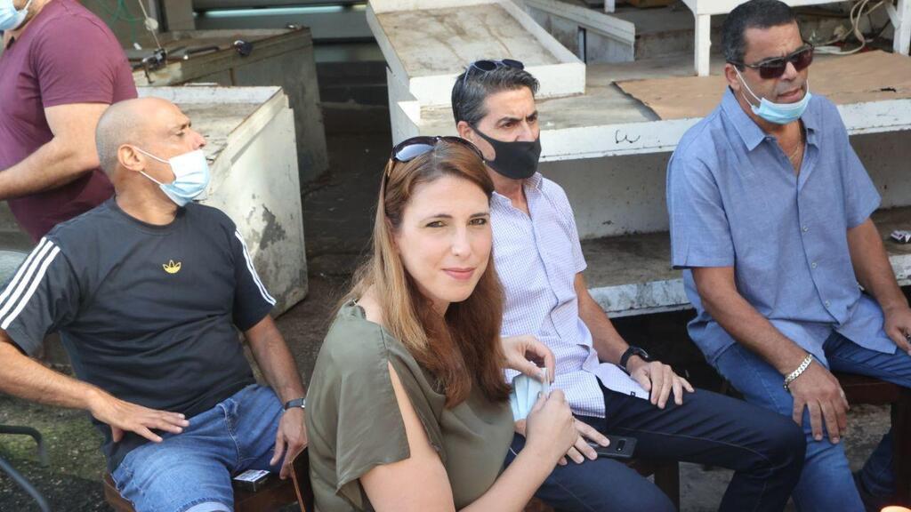 Депутат кнессета Михаль Шир на встрече с профсоюзом торговцев рынков (Фото: Моти Кимхи) מיכל שיר