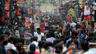 הודים מתגודדים בשוק לקראת תקופת החגים ועונת הפסטיבלים בצל הקורונה