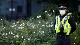 שוטר עם מסכה קורונה ב מנצ'סטר בריטניה