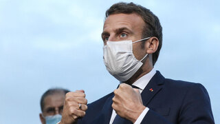 נשיא צרפת עמנואל מקרון עם מסכה ב ביקור ב בית חולים ליד פריז קורונה