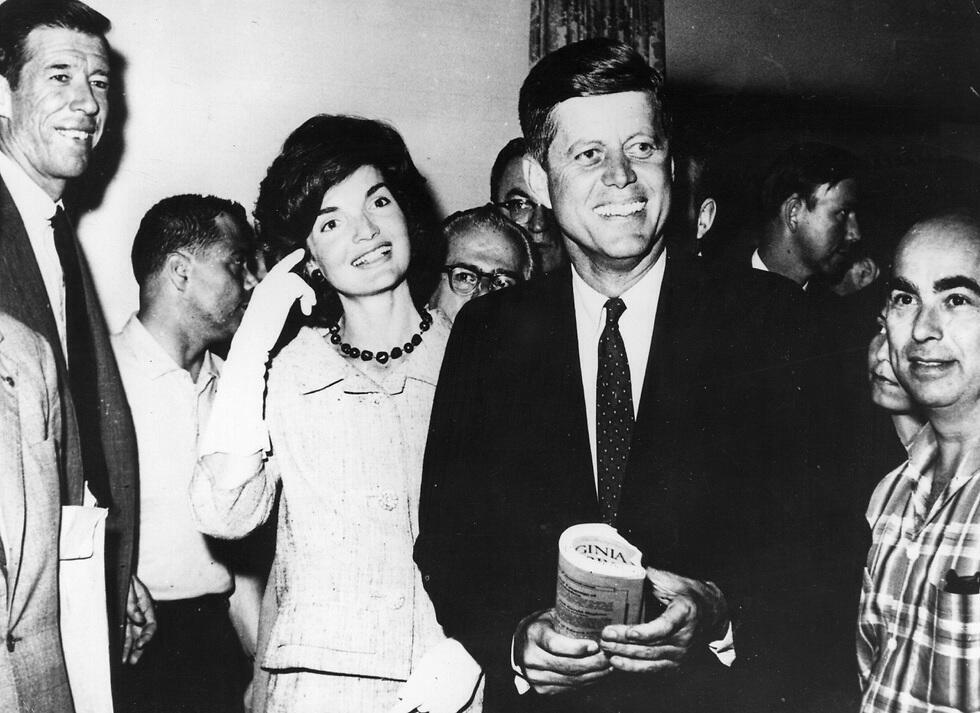 ג'ון קנדי עם אשתו ג'קלין. ידעה על הבגידות