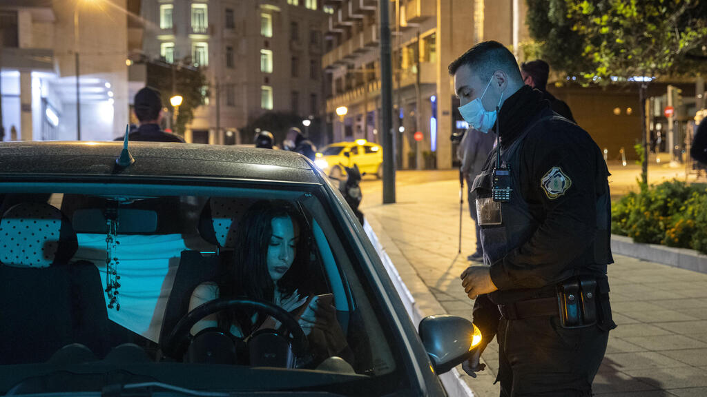 יוון אתונה קורונה אכיפת העוצר הלילי עוצר לילי משטרה שוטר אכיפה