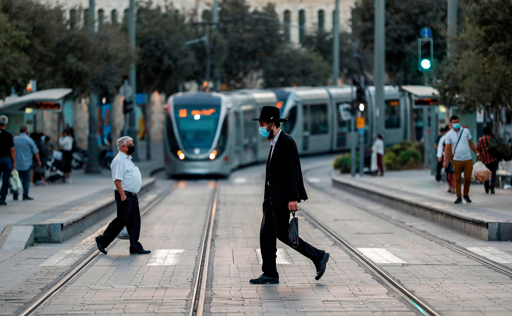 An ultra-Orthodox man wears a mask as he walks through central Jerusalem (Photo: AFP) ירושלים